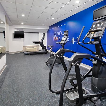 Holiday Inn Express & Suites Milwaukee Nw - Park Place By Ihg Bagian luar foto
