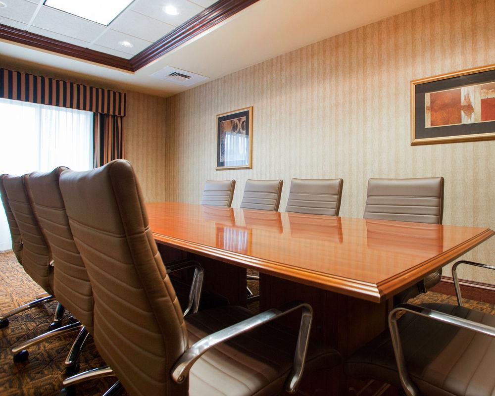 Holiday Inn Express & Suites Milwaukee Nw - Park Place By Ihg Bagian luar foto