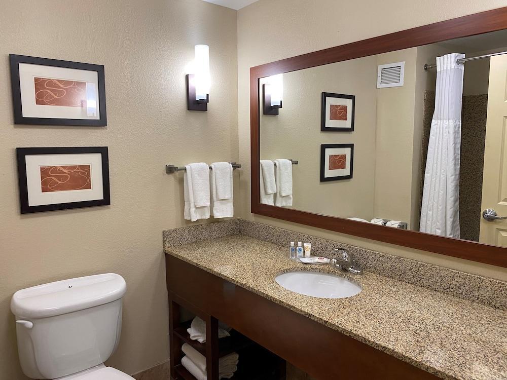 Holiday Inn Express & Suites Milwaukee Nw - Park Place By Ihg Bagian luar foto