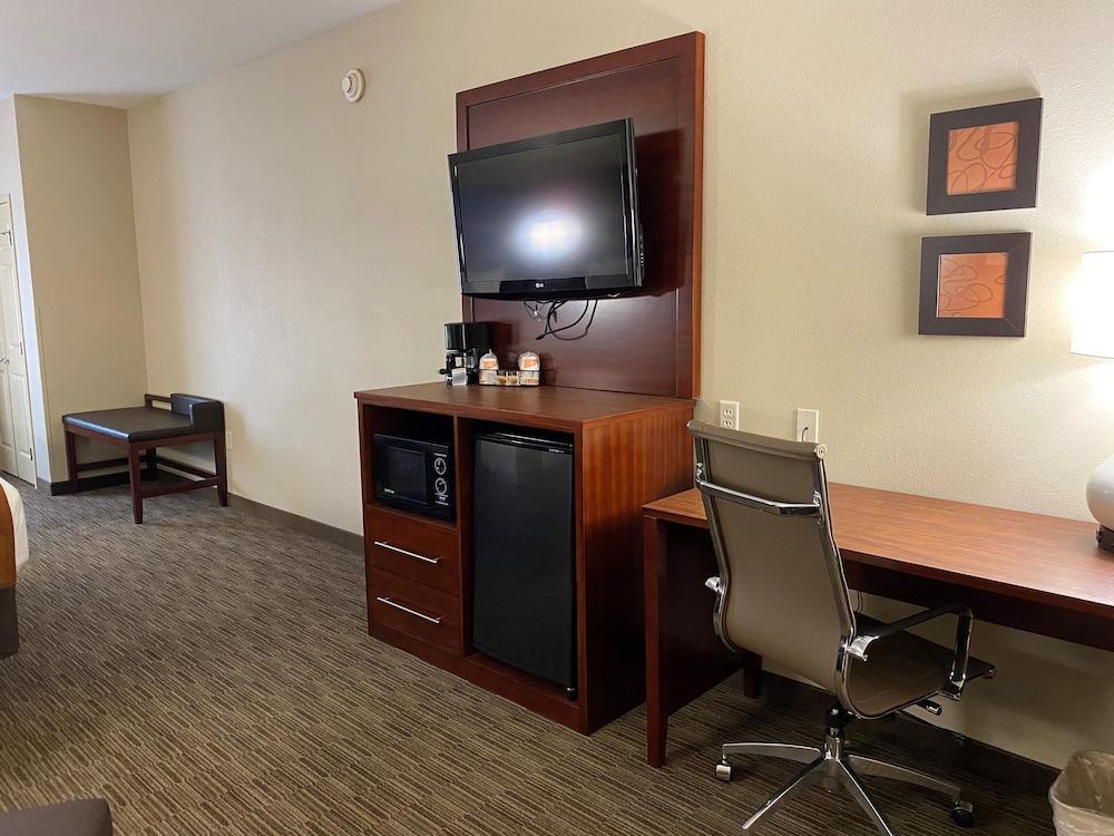 Holiday Inn Express & Suites Milwaukee Nw - Park Place By Ihg Bagian luar foto