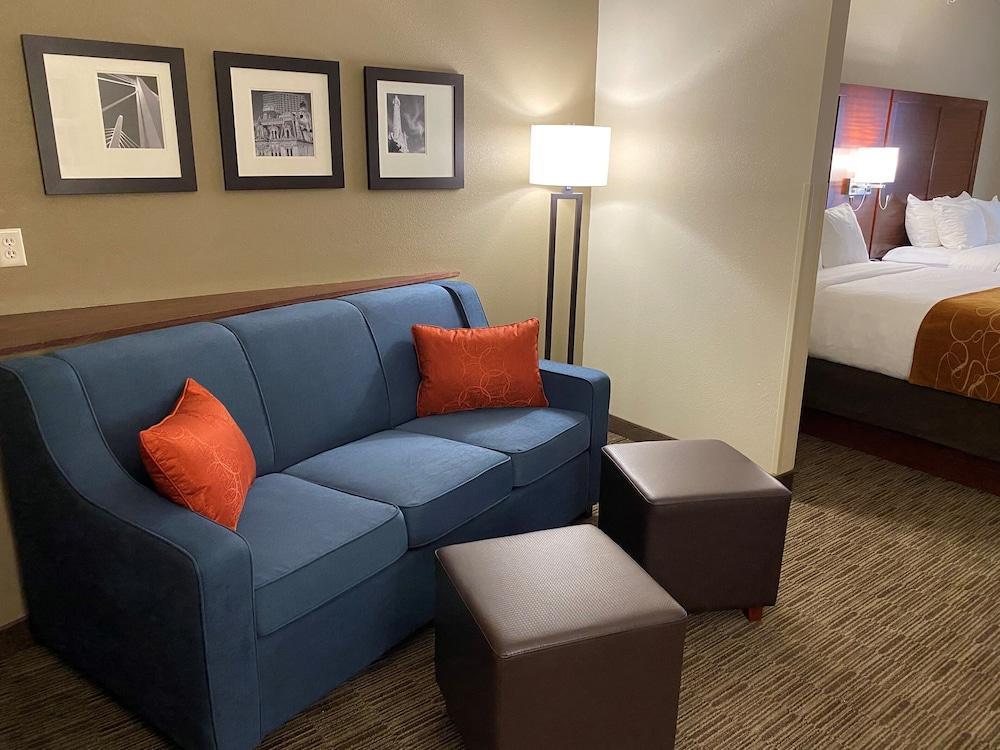 Holiday Inn Express & Suites Milwaukee Nw - Park Place By Ihg Bagian luar foto