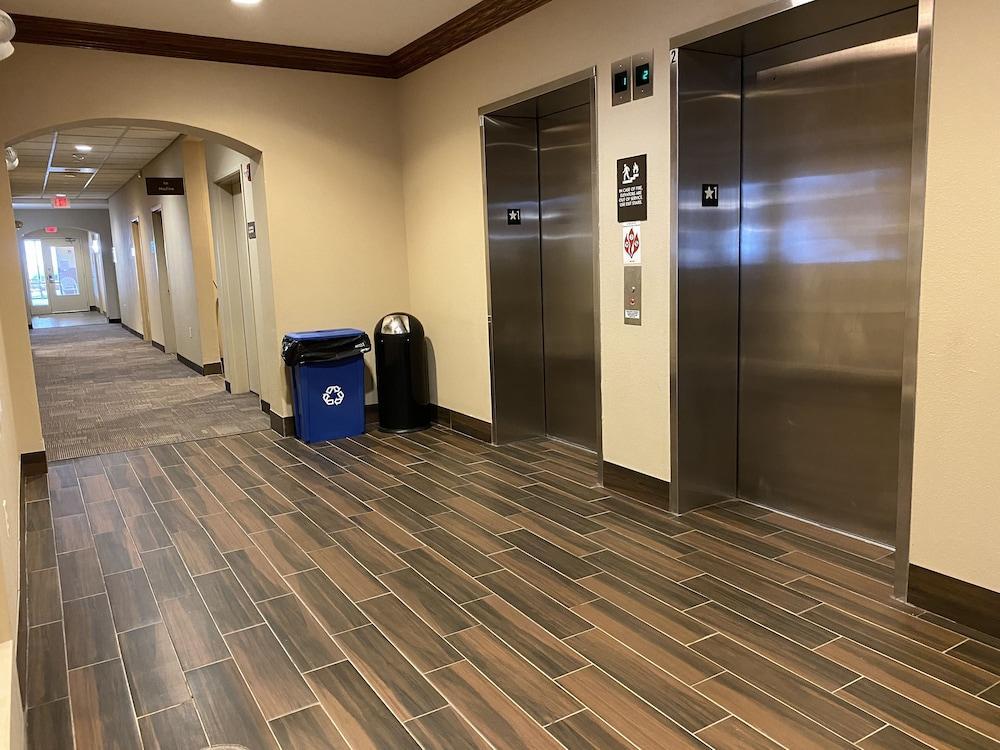 Holiday Inn Express & Suites Milwaukee Nw - Park Place By Ihg Bagian luar foto
