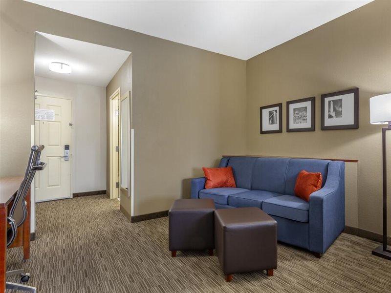 Holiday Inn Express & Suites Milwaukee Nw - Park Place By Ihg Bagian luar foto