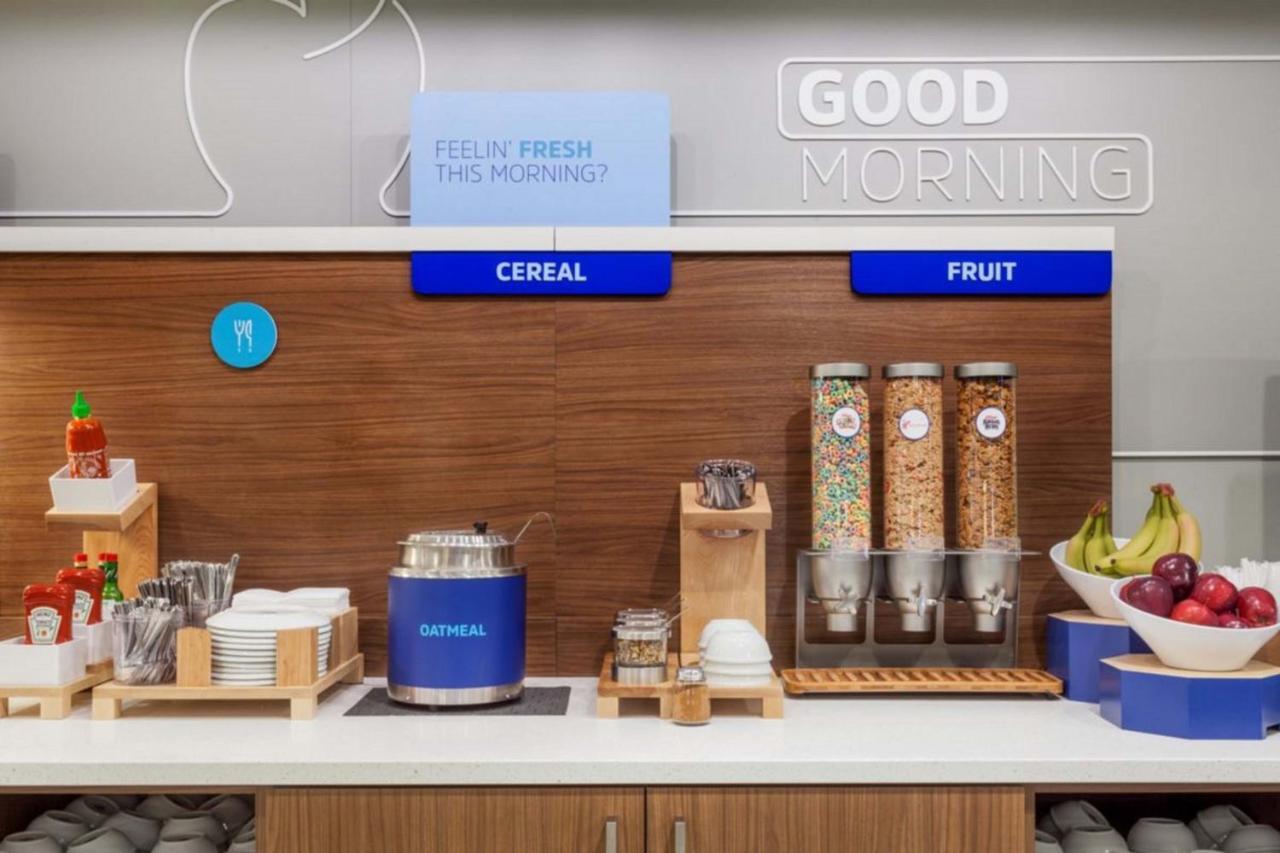 Holiday Inn Express & Suites Milwaukee Nw - Park Place By Ihg Bagian luar foto