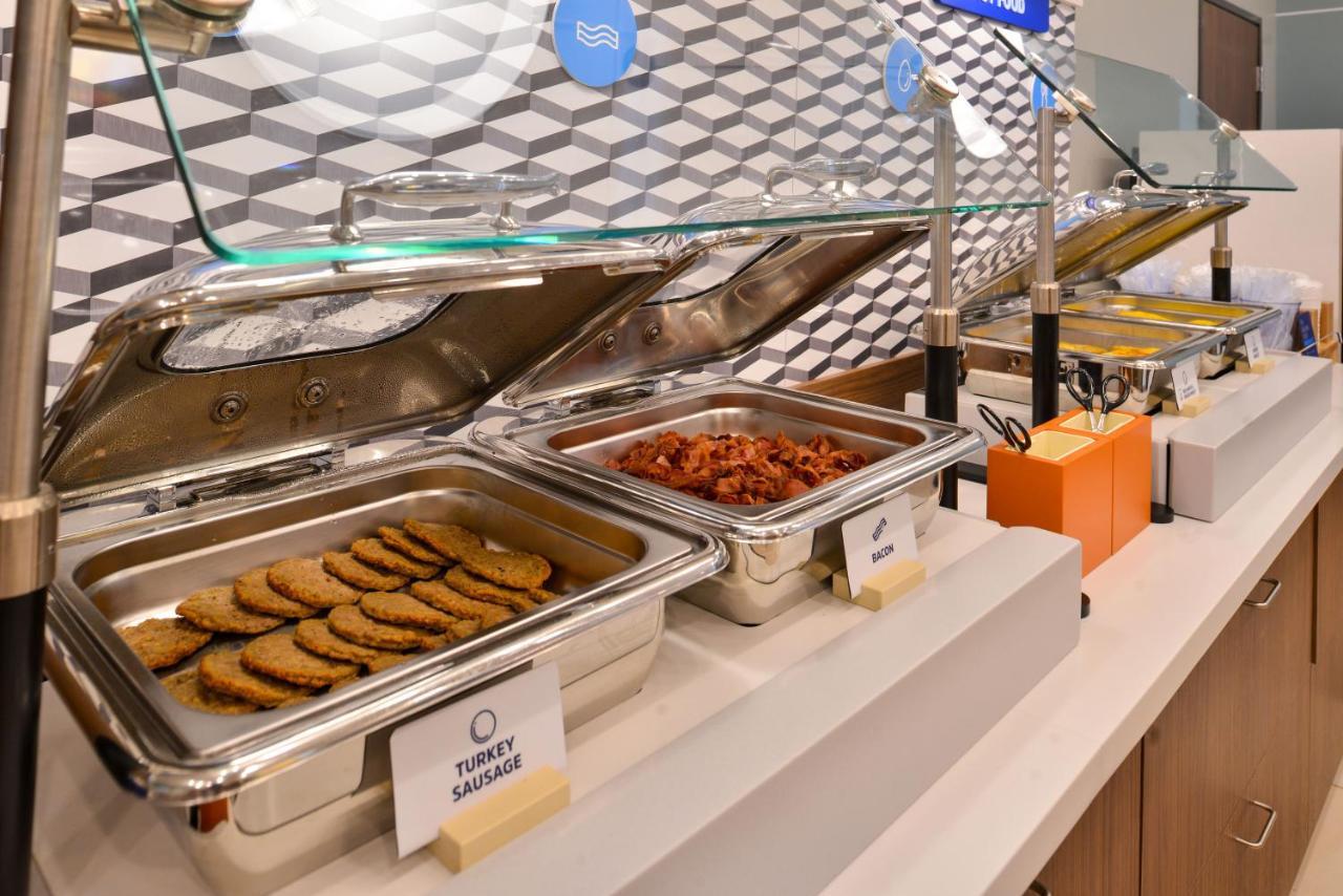 Holiday Inn Express & Suites Milwaukee Nw - Park Place By Ihg Bagian luar foto