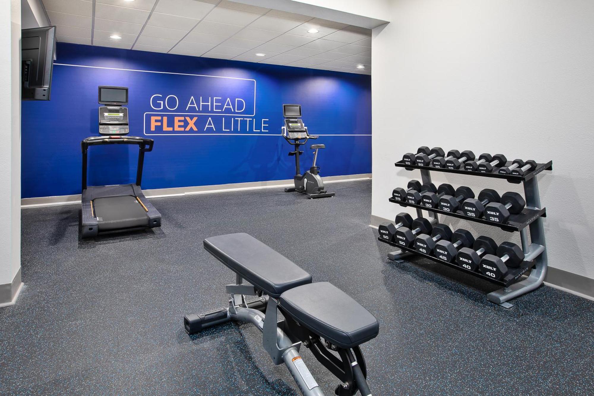 Holiday Inn Express & Suites Milwaukee Nw - Park Place By Ihg Bagian luar foto