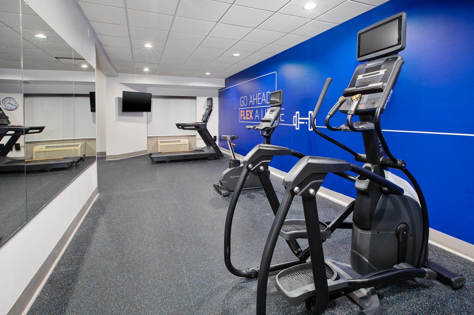Holiday Inn Express & Suites Milwaukee Nw - Park Place By Ihg Bagian luar foto