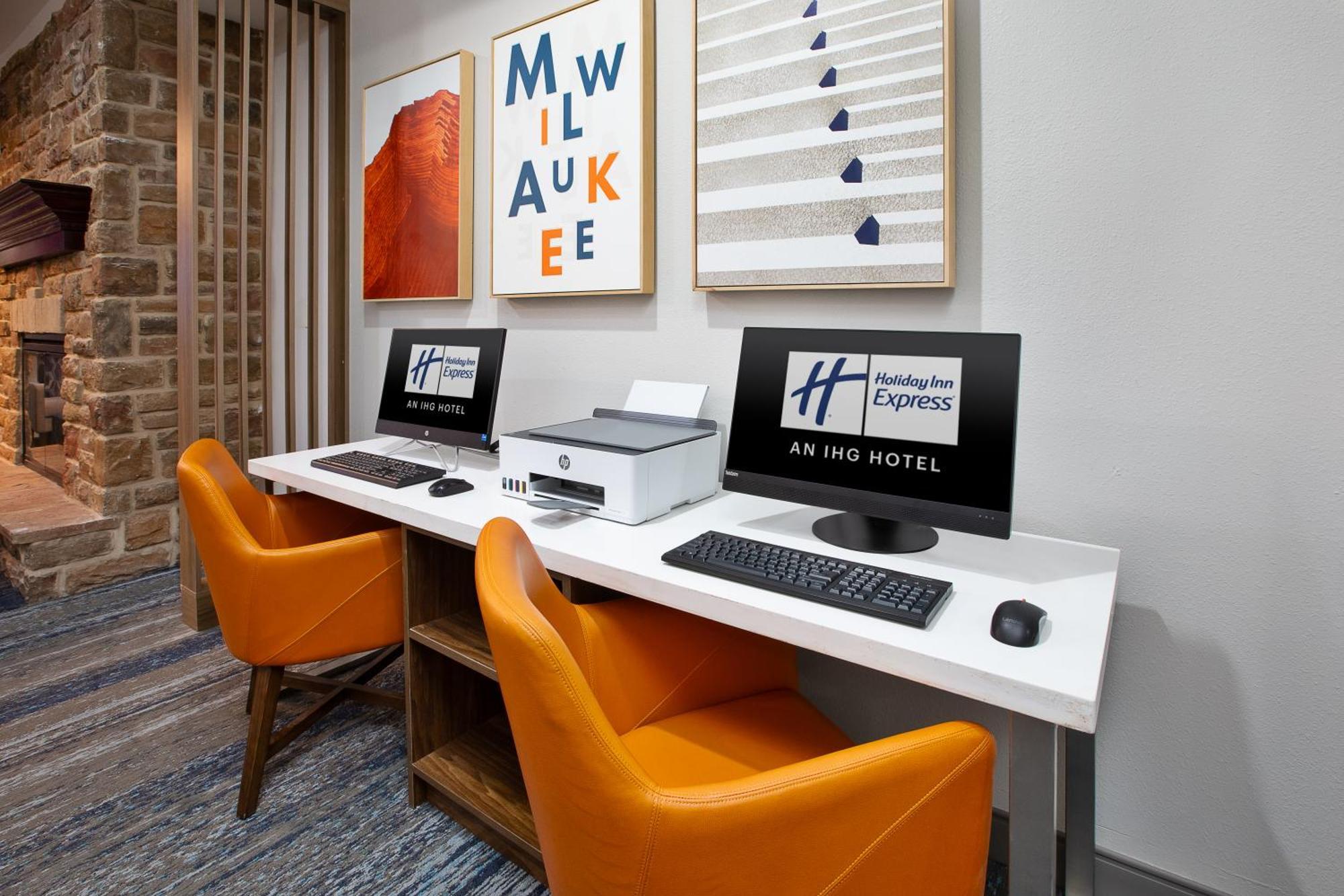 Holiday Inn Express & Suites Milwaukee Nw - Park Place By Ihg Bagian luar foto