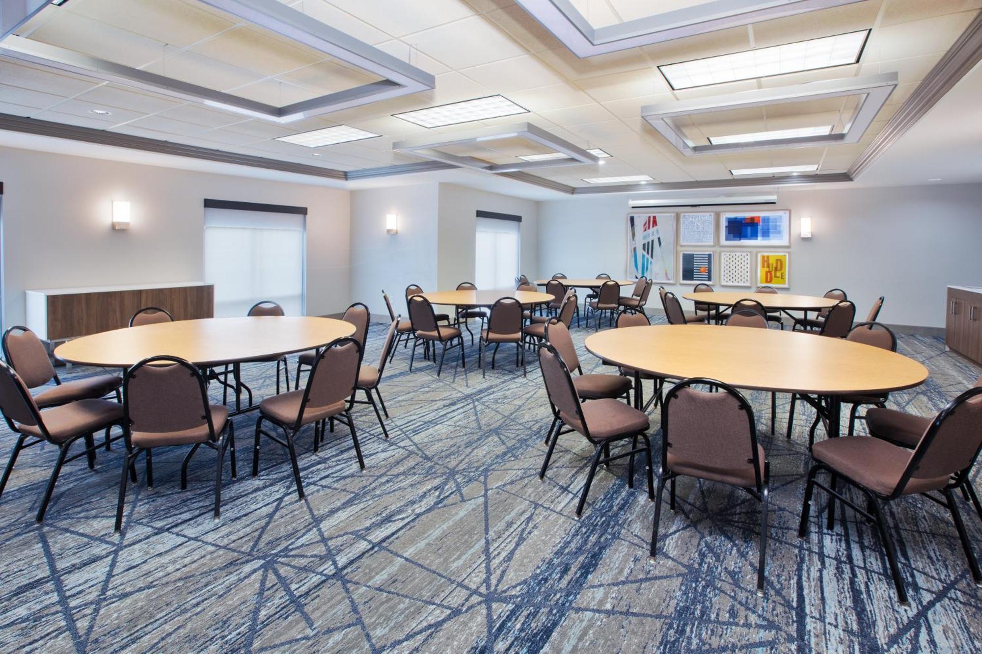 Holiday Inn Express & Suites Milwaukee Nw - Park Place By Ihg Bagian luar foto