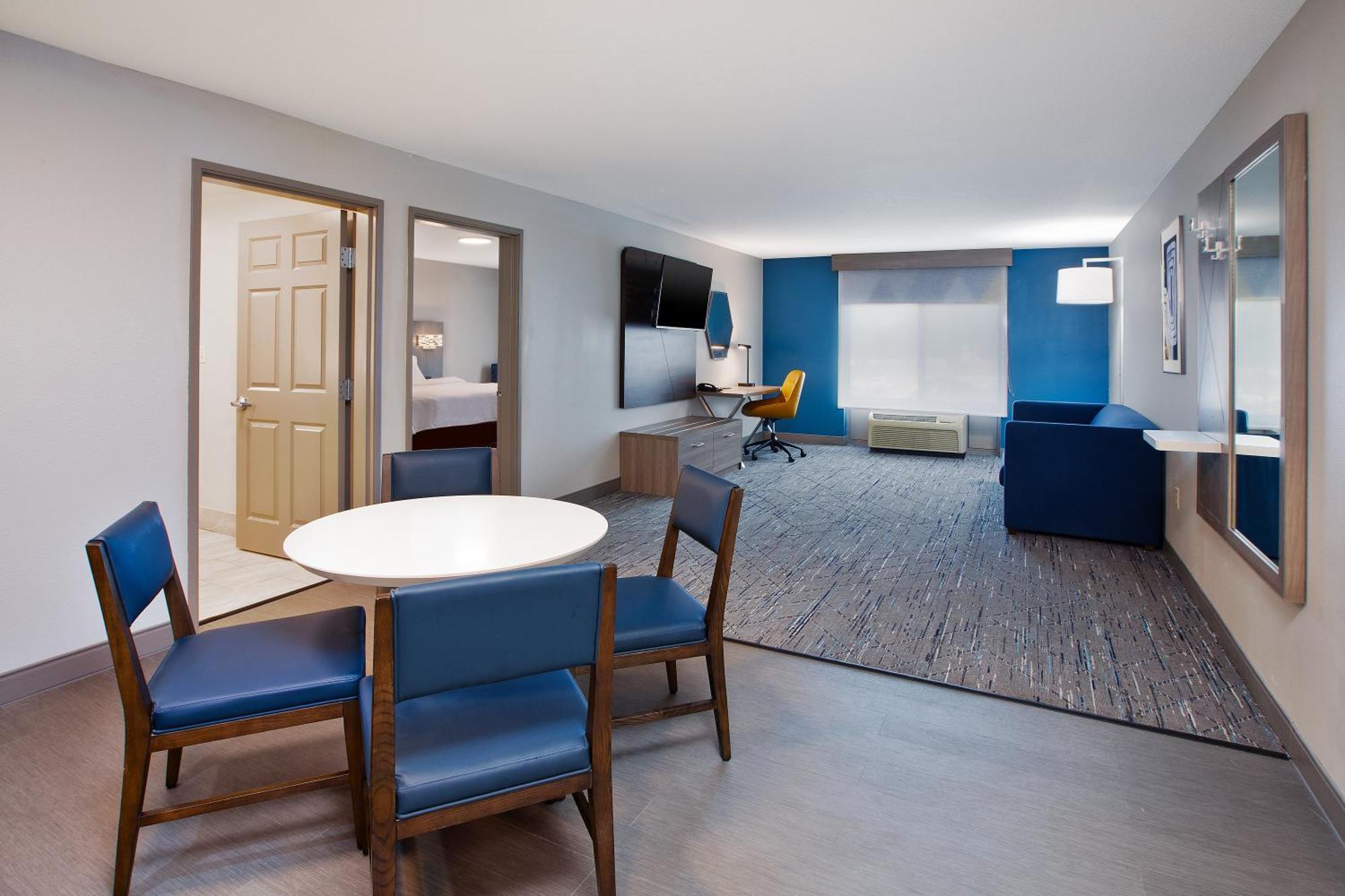 Holiday Inn Express & Suites Milwaukee Nw - Park Place By Ihg Bagian luar foto