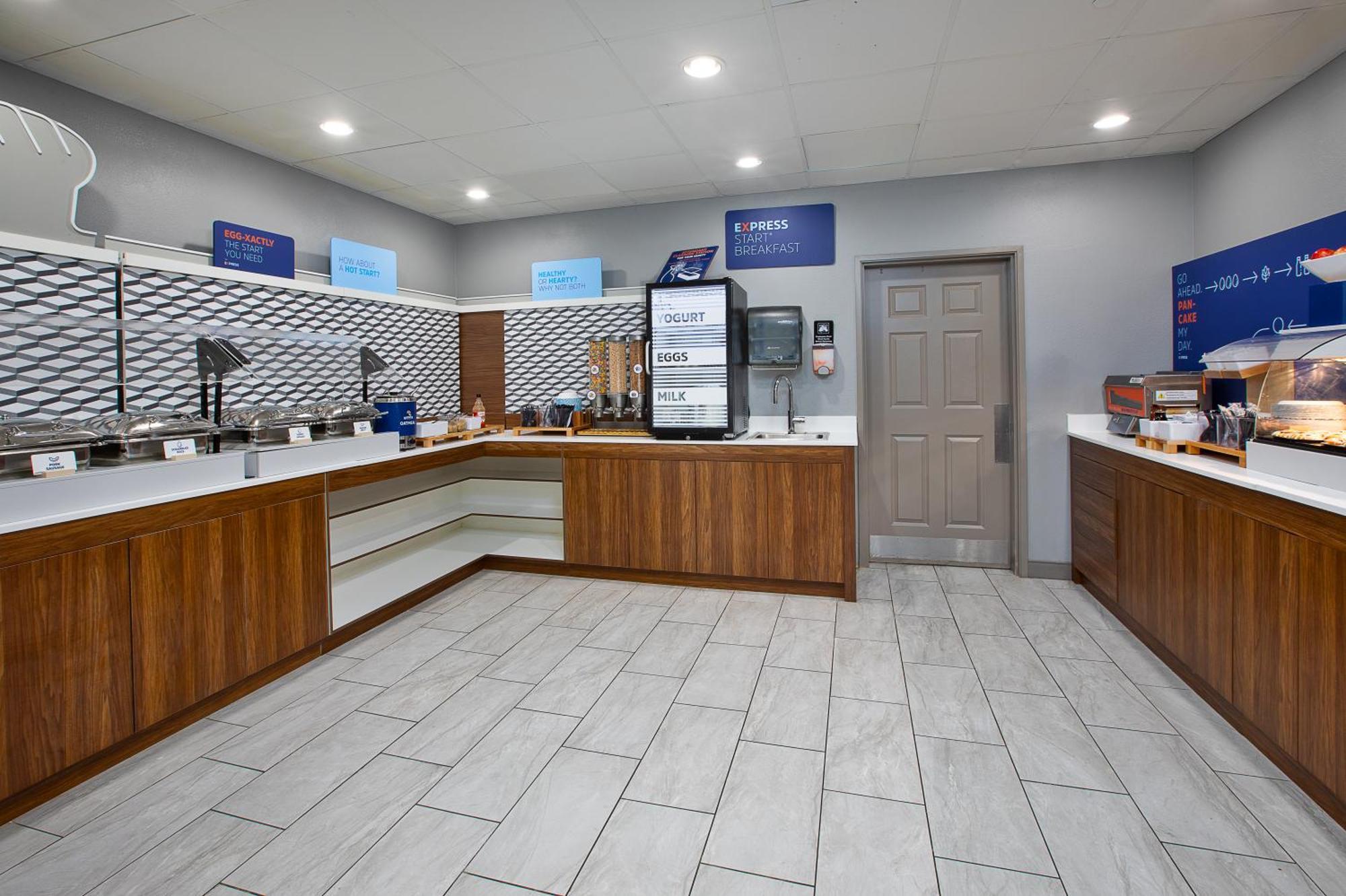 Holiday Inn Express & Suites Milwaukee Nw - Park Place By Ihg Bagian luar foto