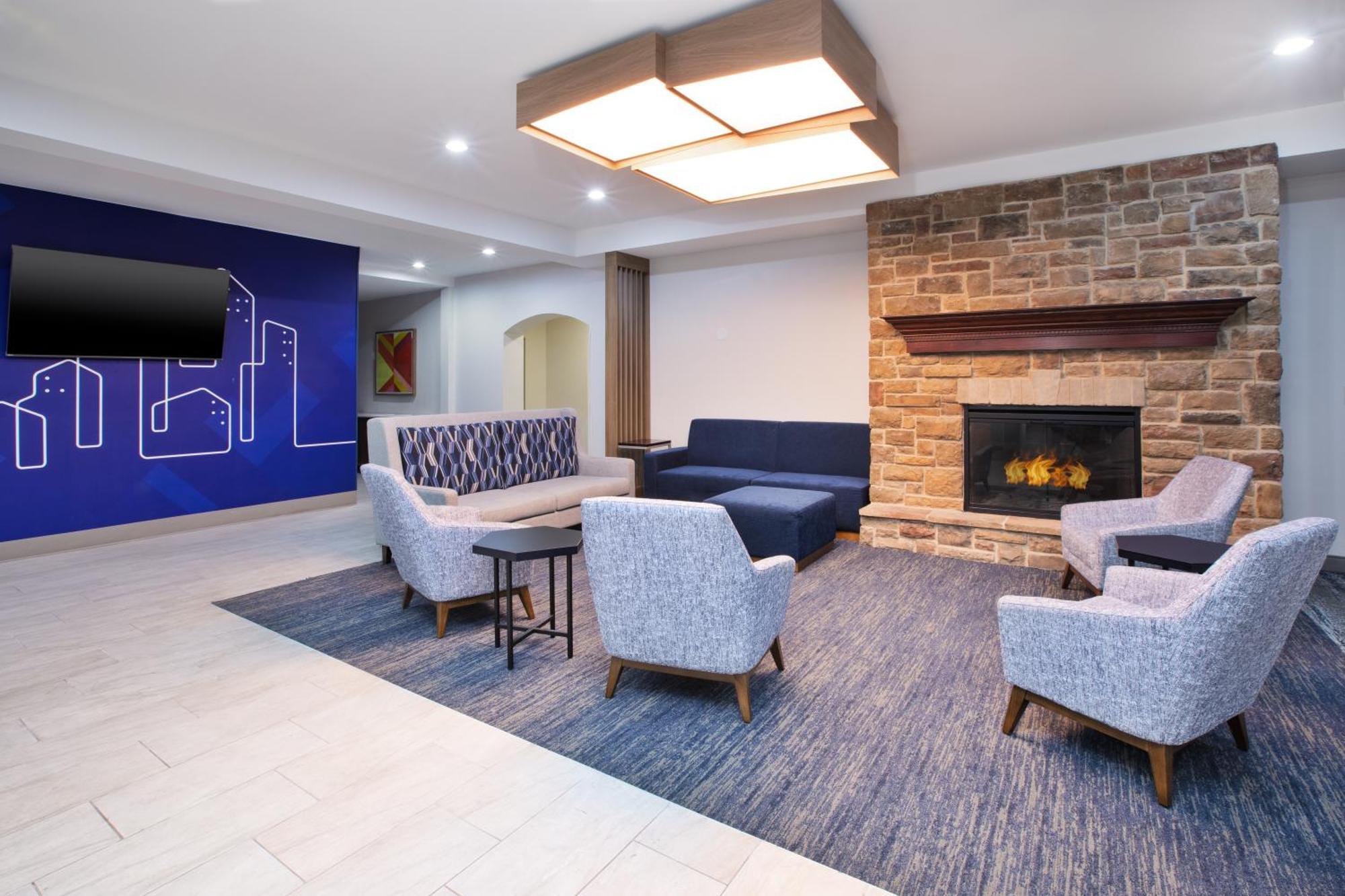 Holiday Inn Express & Suites Milwaukee Nw - Park Place By Ihg Bagian luar foto