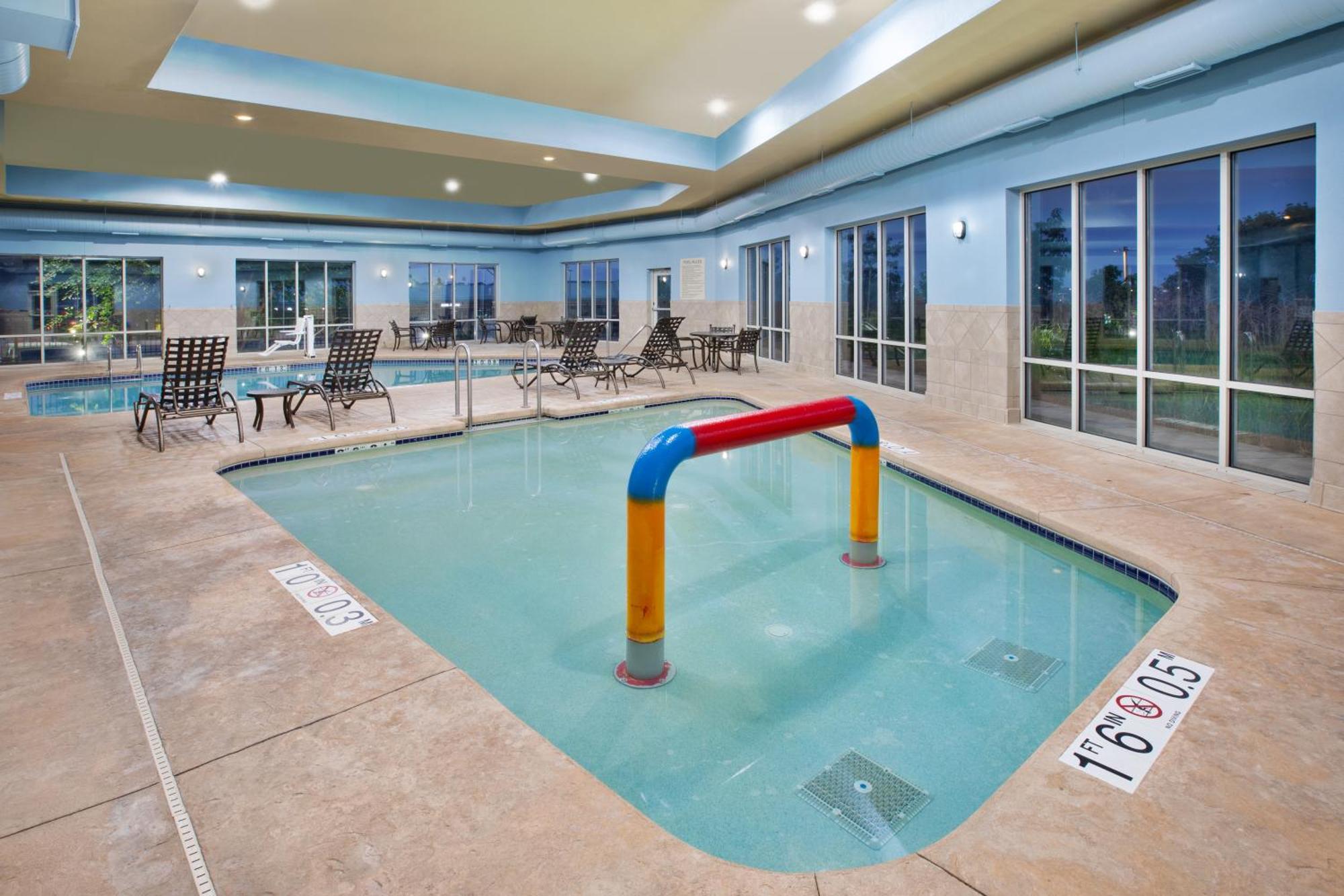 Holiday Inn Express & Suites Milwaukee Nw - Park Place By Ihg Bagian luar foto