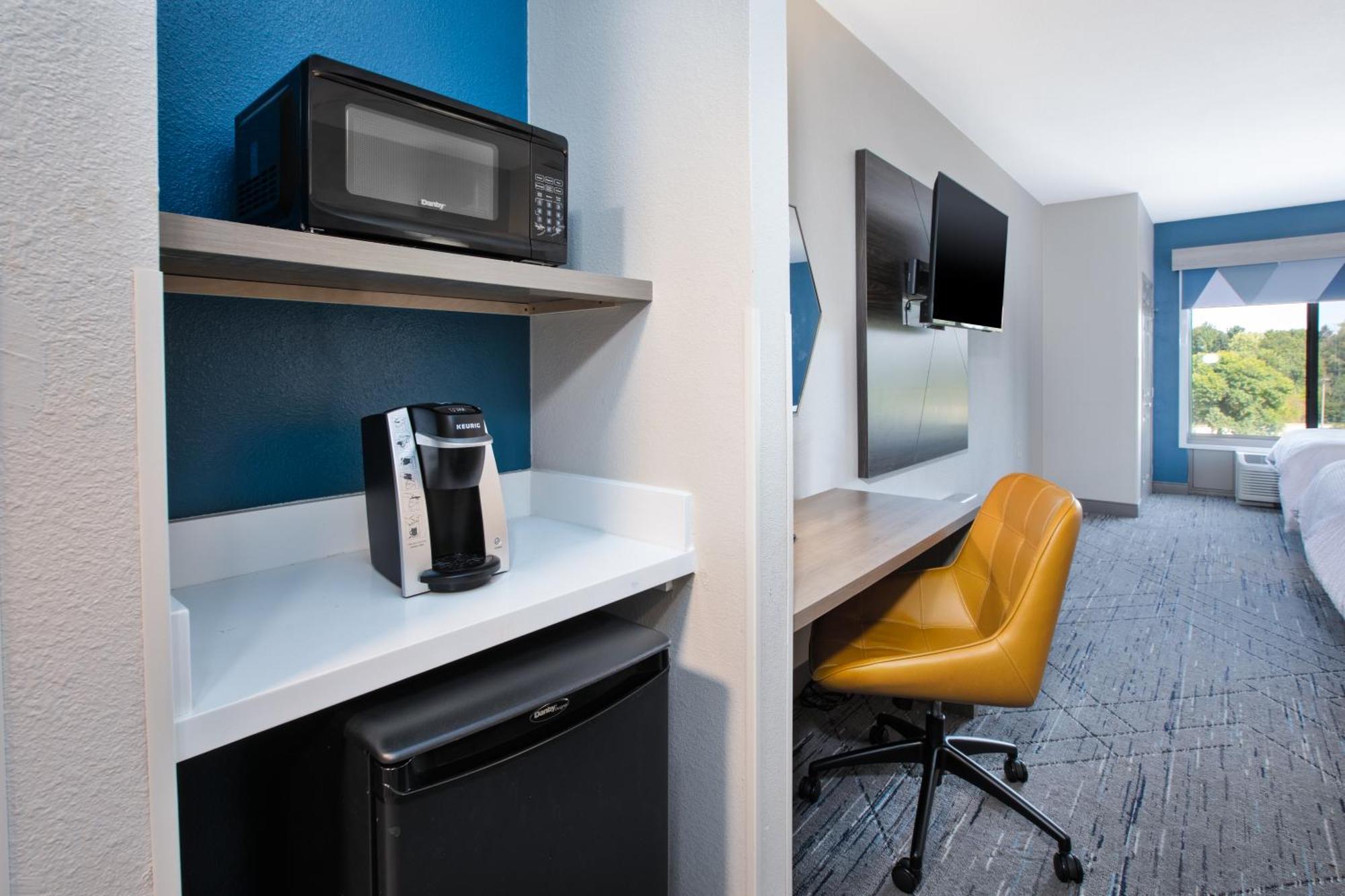 Holiday Inn Express & Suites Milwaukee Nw - Park Place By Ihg Bagian luar foto