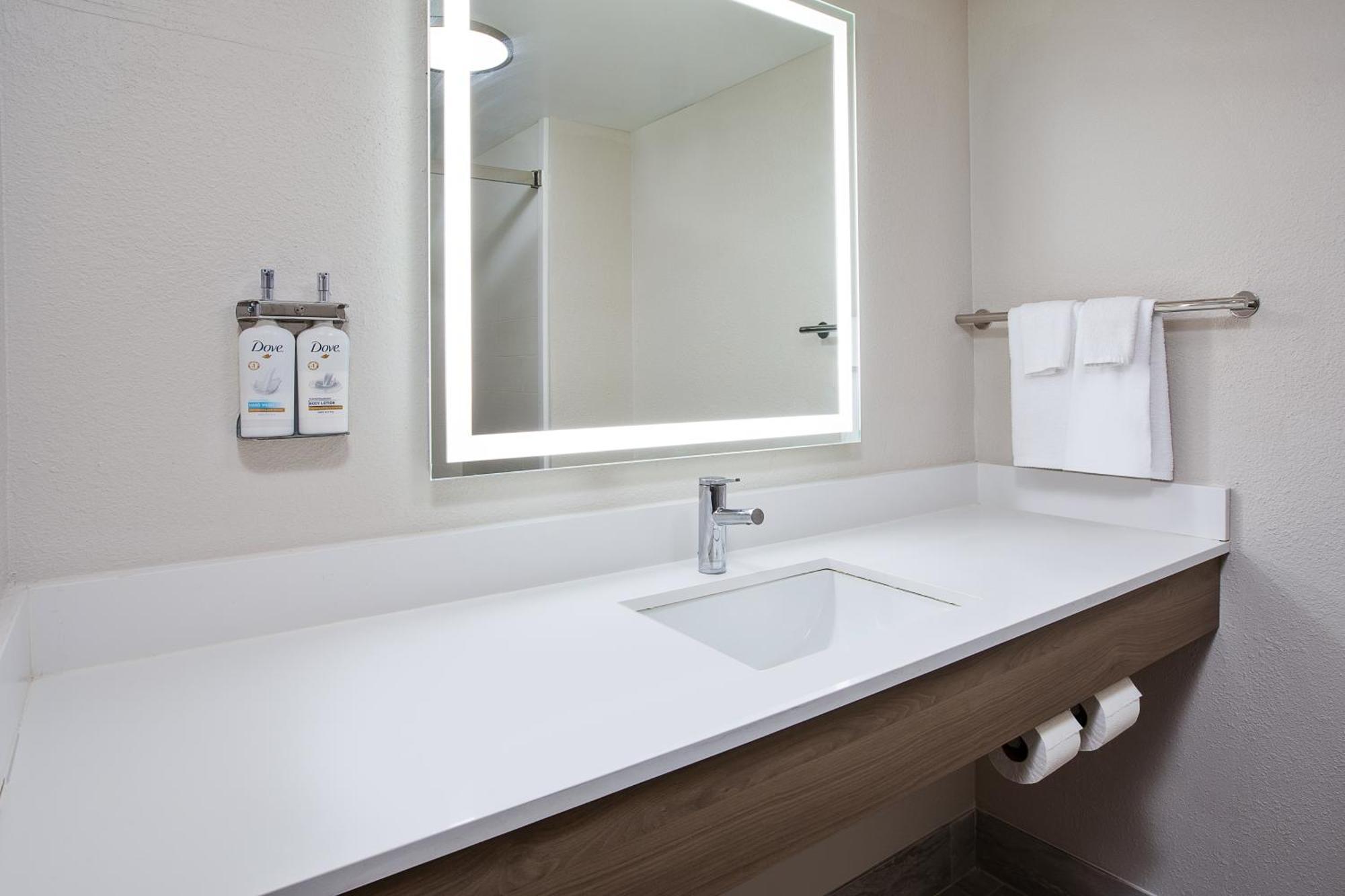 Holiday Inn Express & Suites Milwaukee Nw - Park Place By Ihg Bagian luar foto