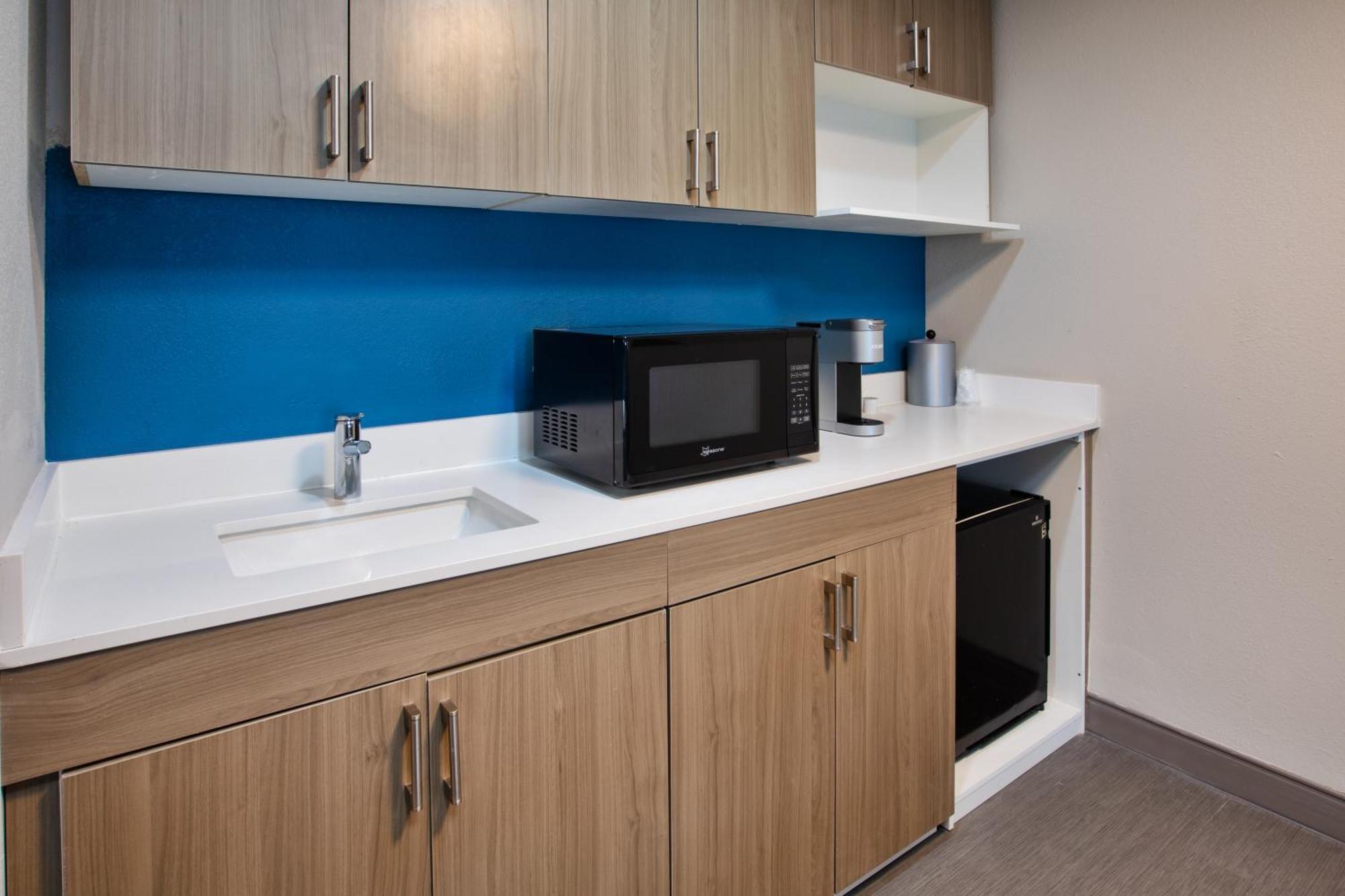 Holiday Inn Express & Suites Milwaukee Nw - Park Place By Ihg Bagian luar foto