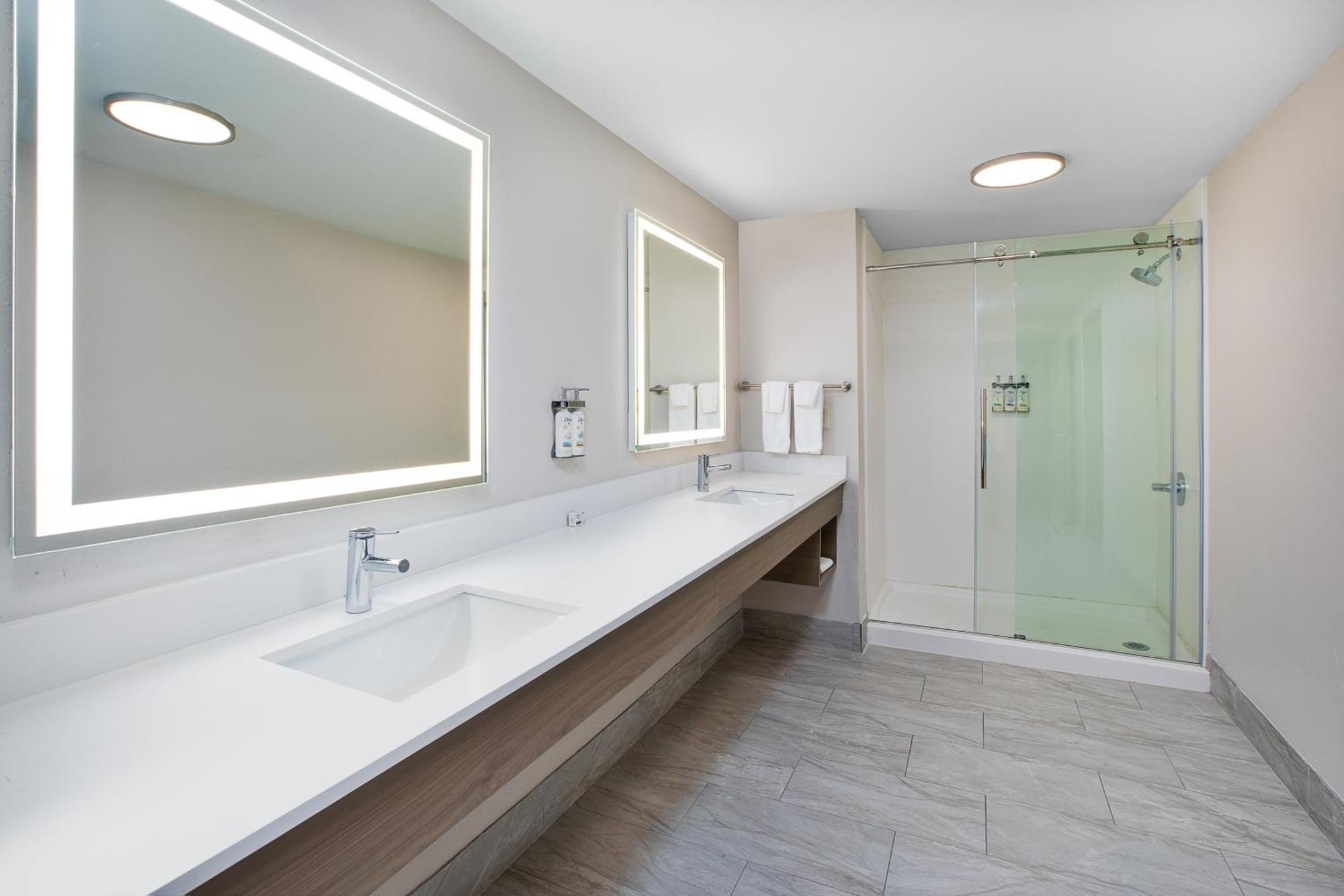 Holiday Inn Express & Suites Milwaukee Nw - Park Place By Ihg Bagian luar foto