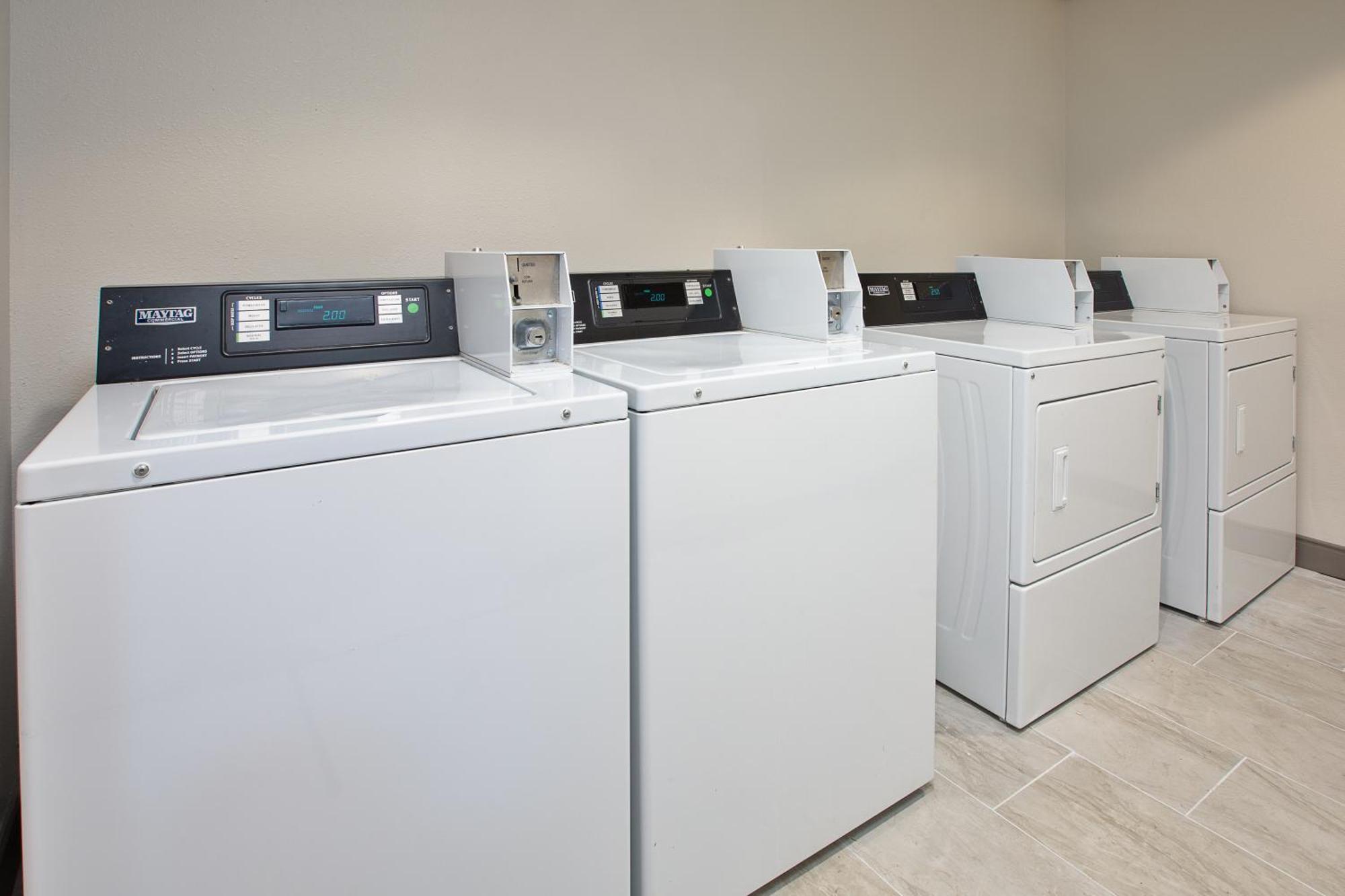 Holiday Inn Express & Suites Milwaukee Nw - Park Place By Ihg Bagian luar foto