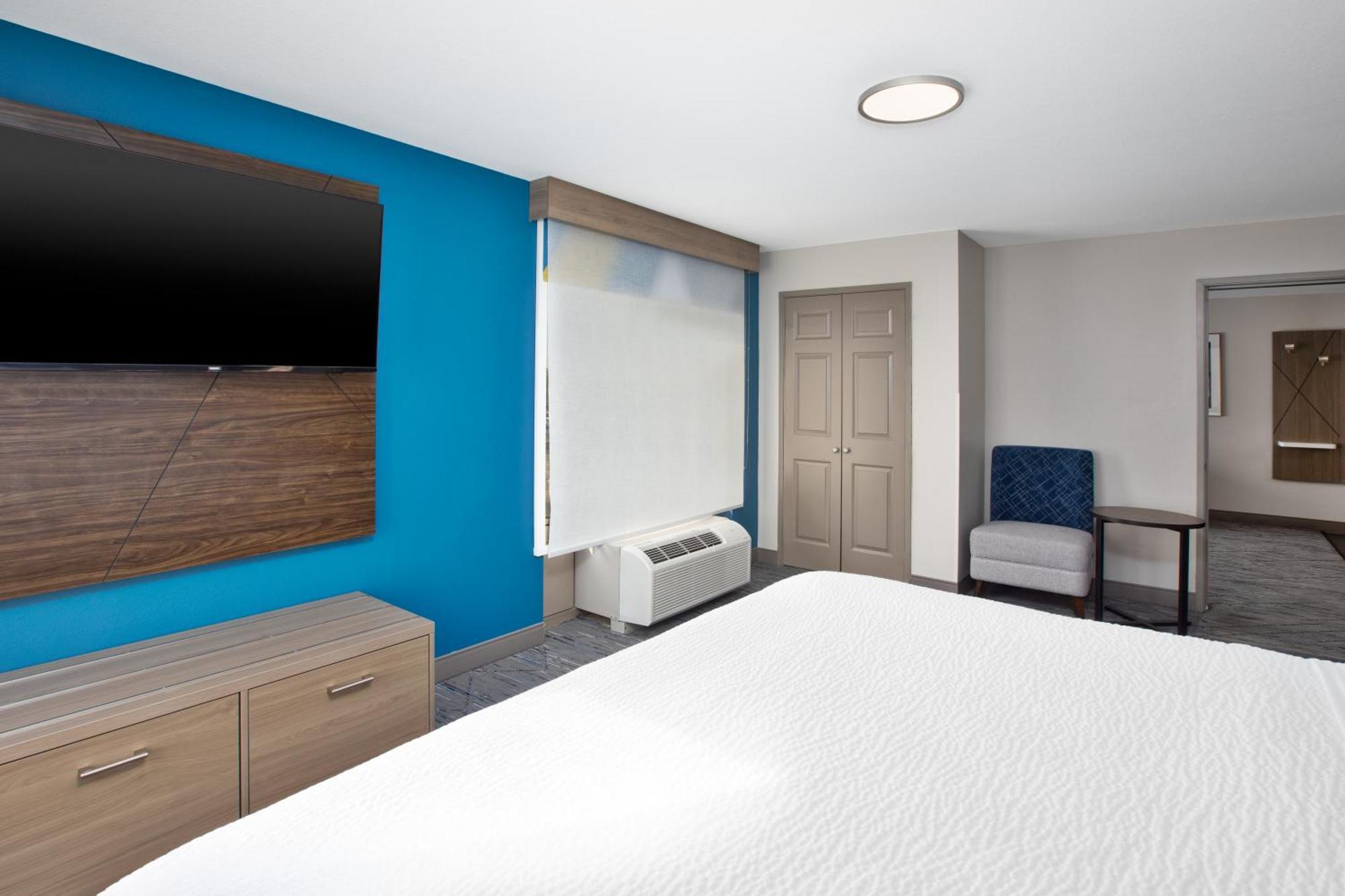 Holiday Inn Express & Suites Milwaukee Nw - Park Place By Ihg Bagian luar foto