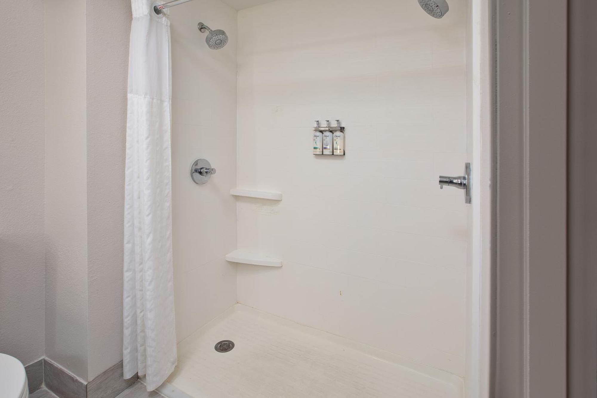 Holiday Inn Express & Suites Milwaukee Nw - Park Place By Ihg Bagian luar foto