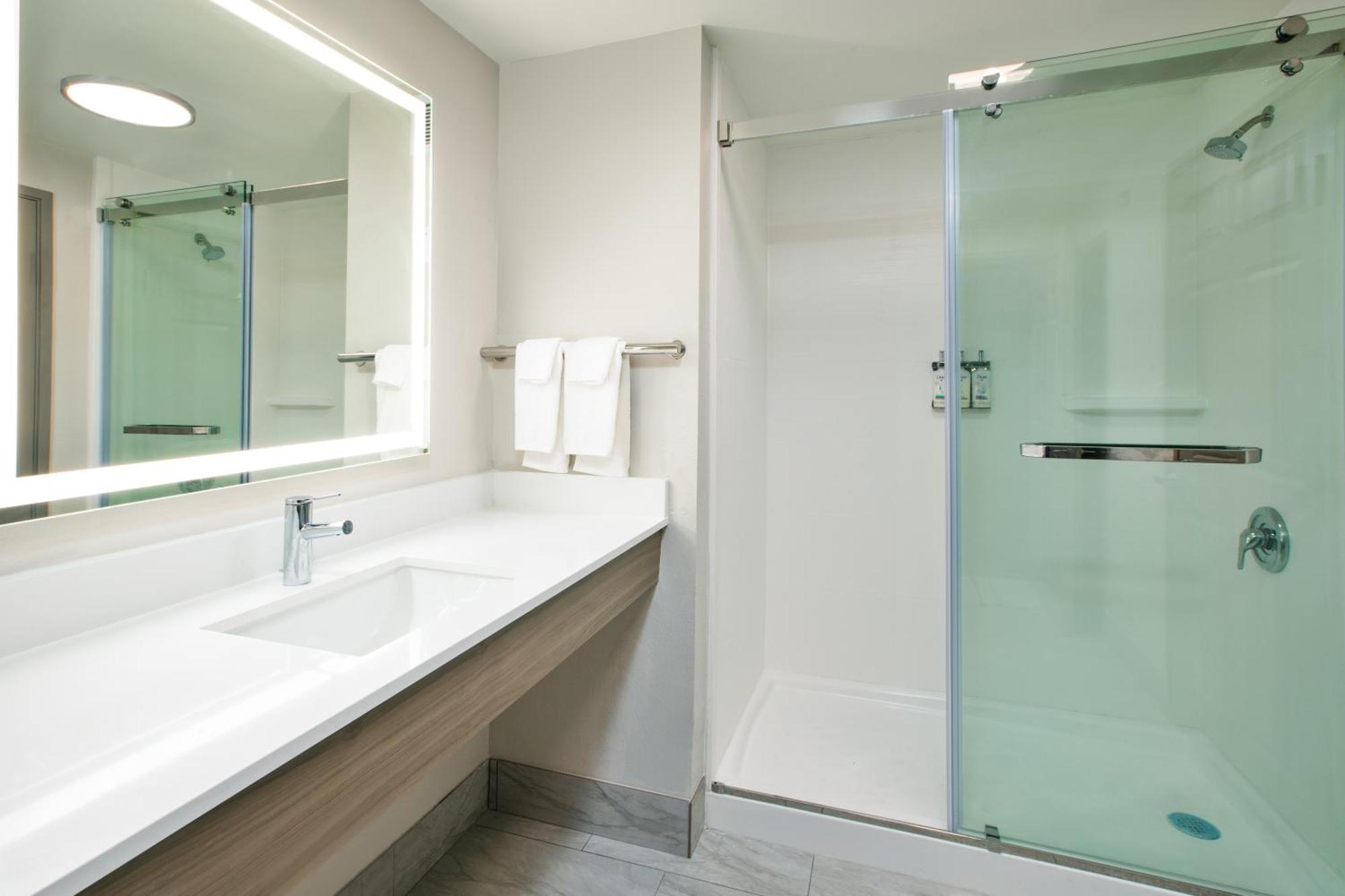 Holiday Inn Express & Suites Milwaukee Nw - Park Place By Ihg Bagian luar foto