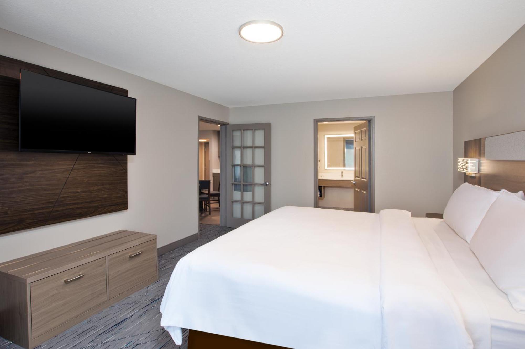 Holiday Inn Express & Suites Milwaukee Nw - Park Place By Ihg Bagian luar foto