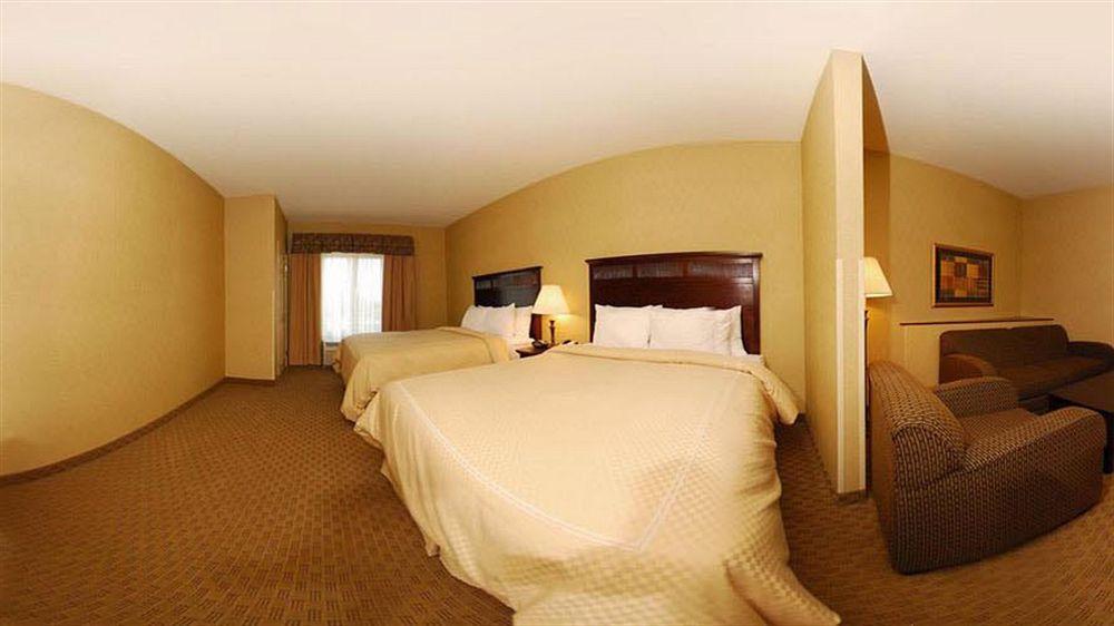 Holiday Inn Express & Suites Milwaukee Nw - Park Place By Ihg Bagian luar foto