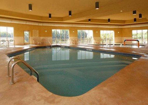 Holiday Inn Express & Suites Milwaukee Nw - Park Place By Ihg Bagian luar foto