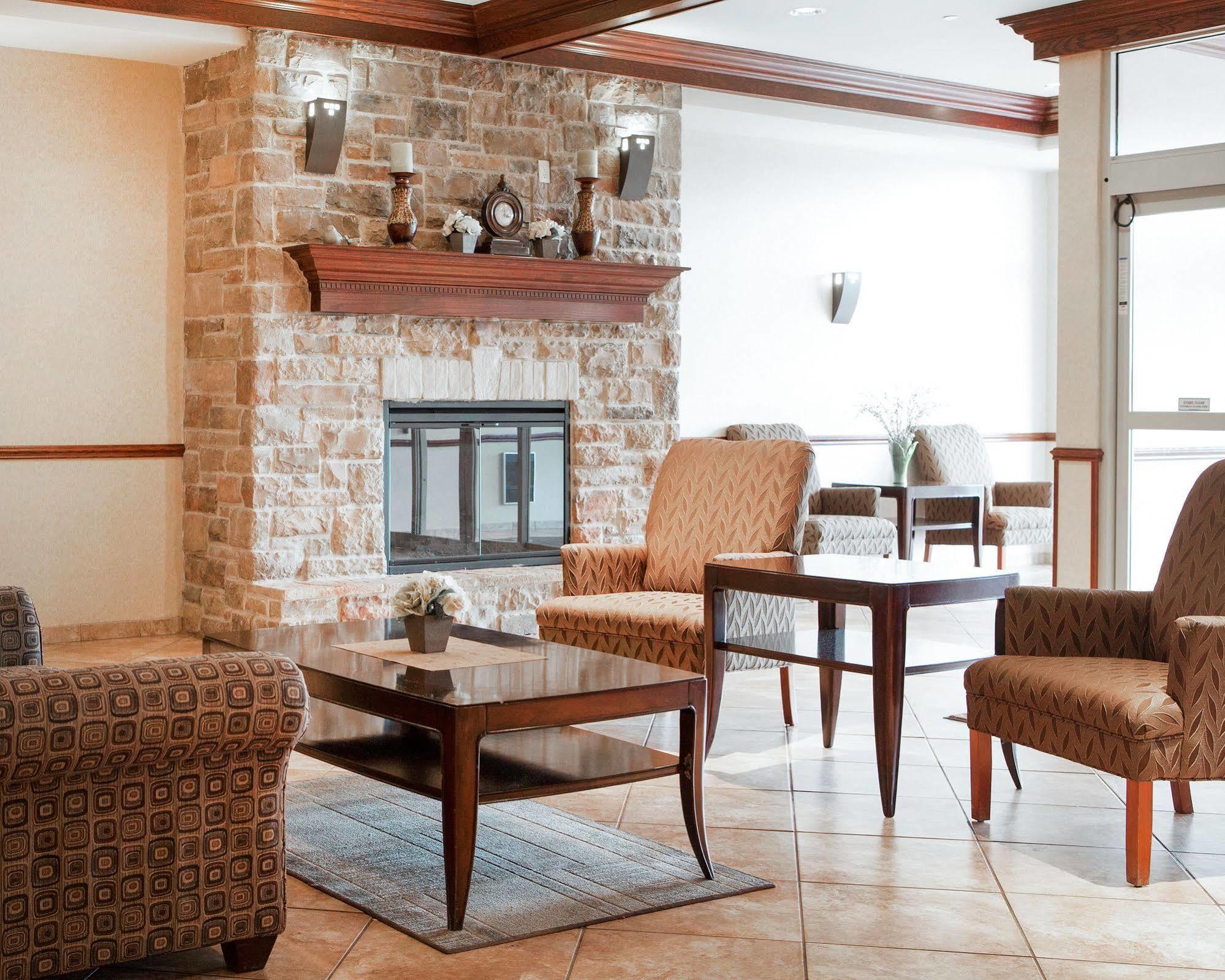 Holiday Inn Express & Suites Milwaukee Nw - Park Place By Ihg Bagian luar foto