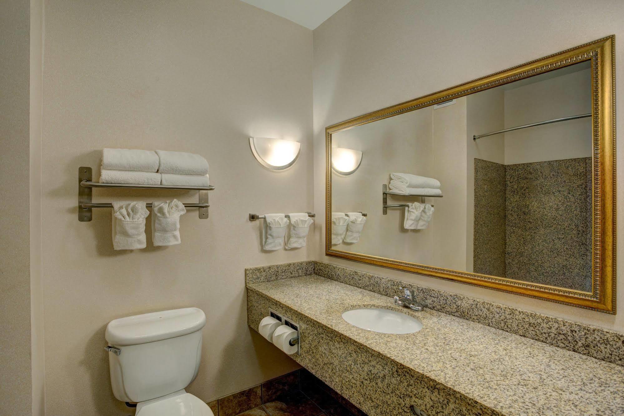 Holiday Inn Express & Suites Milwaukee Nw - Park Place By Ihg Bagian luar foto
