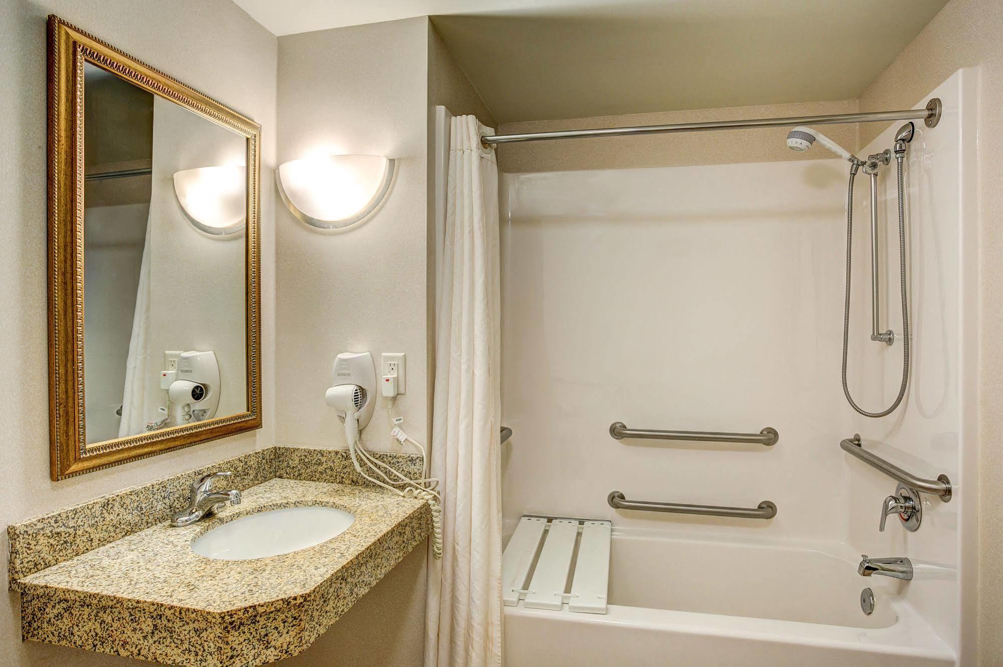 Holiday Inn Express & Suites Milwaukee Nw - Park Place By Ihg Bagian luar foto