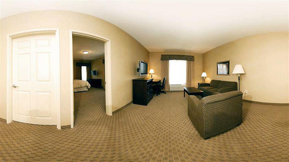 Holiday Inn Express & Suites Milwaukee Nw - Park Place By Ihg Bagian luar foto