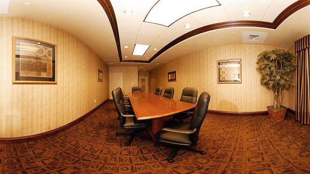 Holiday Inn Express & Suites Milwaukee Nw - Park Place By Ihg Bagian luar foto